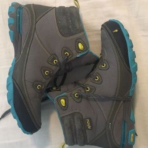 Ahnu Hiking boots in great shape size 10